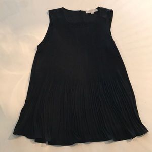 Black pleated swing tank